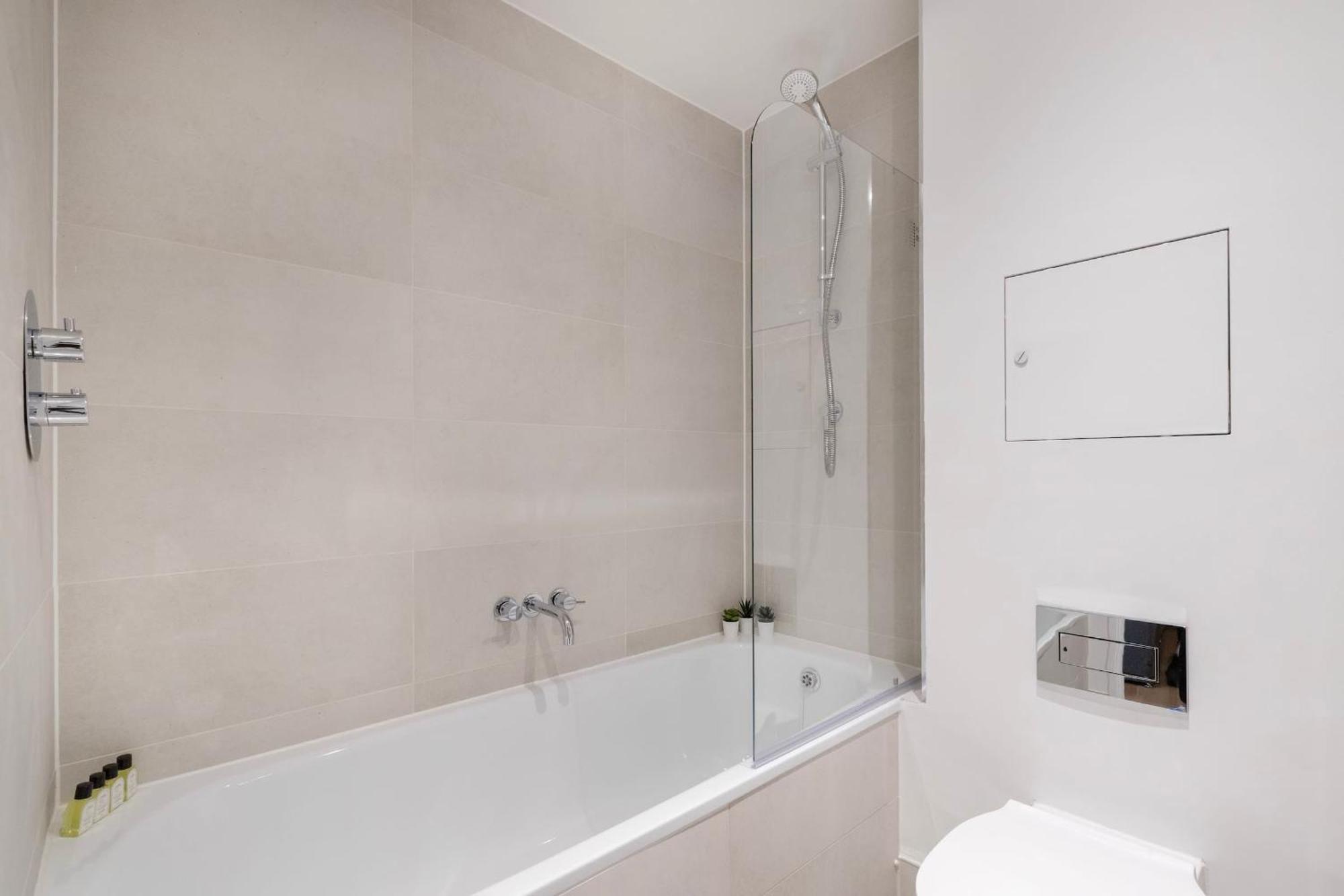 Fitzrovia & Soho - 2Br With Balcony - Cityapartmentstay Лондон Экстерьер фото