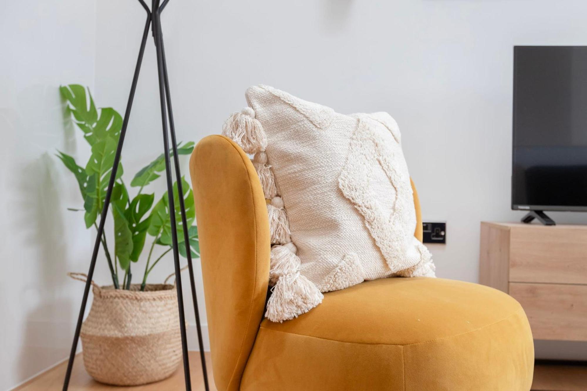 Fitzrovia & Soho - 2Br With Balcony - Cityapartmentstay Лондон Экстерьер фото
