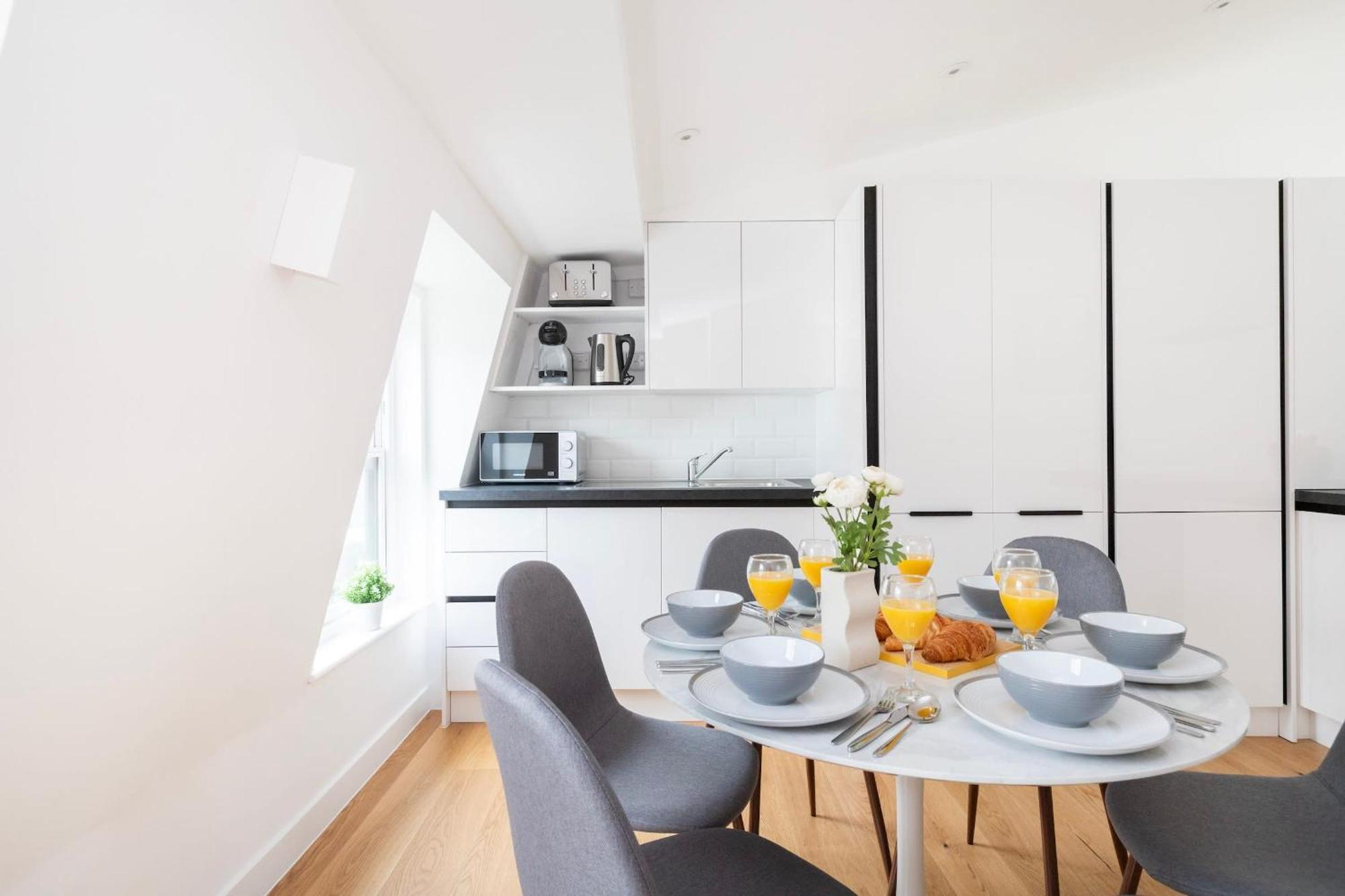 Fitzrovia & Soho - 2Br With Balcony - Cityapartmentstay Лондон Экстерьер фото