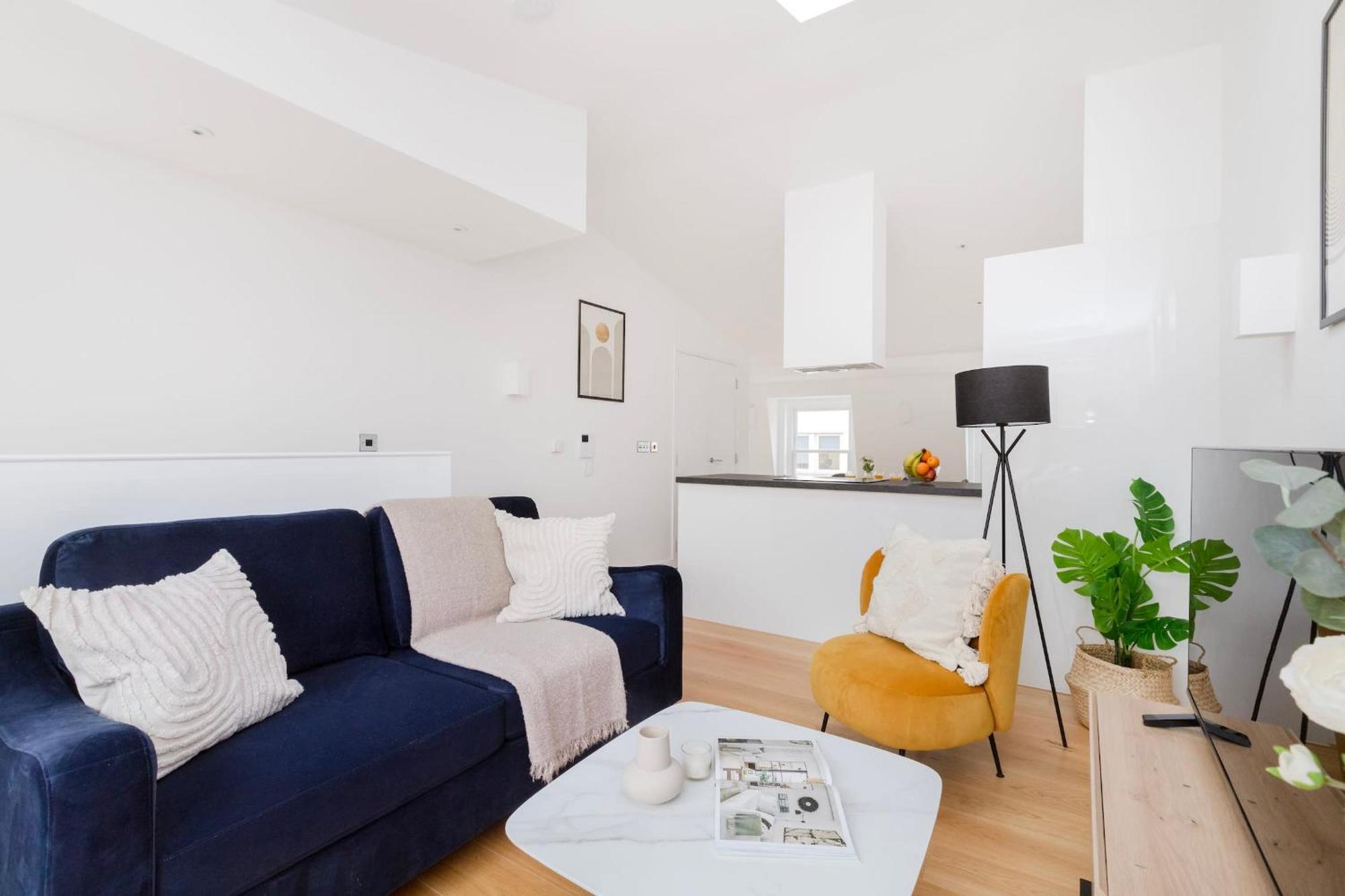 Fitzrovia & Soho - 2Br With Balcony - Cityapartmentstay Лондон Экстерьер фото