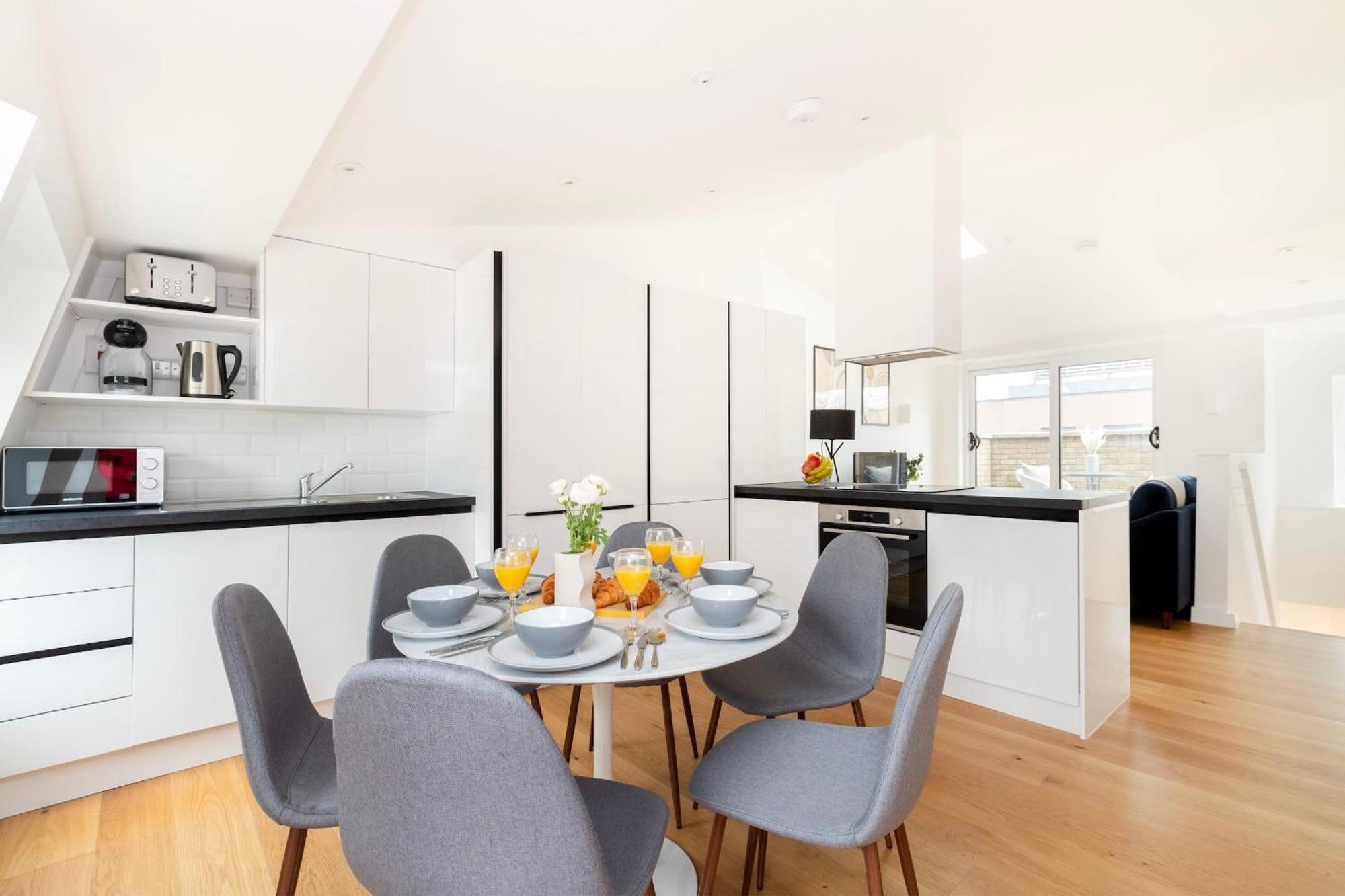 Fitzrovia & Soho - 2Br With Balcony - Cityapartmentstay Лондон Экстерьер фото
